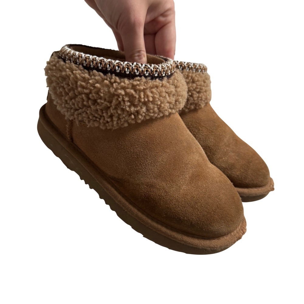 UGG Classic Mini Maxi Curly Chestnut Suede Ankle Boots w/ Braid Trim Girls Sz 1